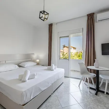 Serene With Balcony By Pikhost Apartament Golem (Tirana)