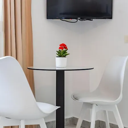 Serene With Balcony By Pikhost Διαμέρισμα