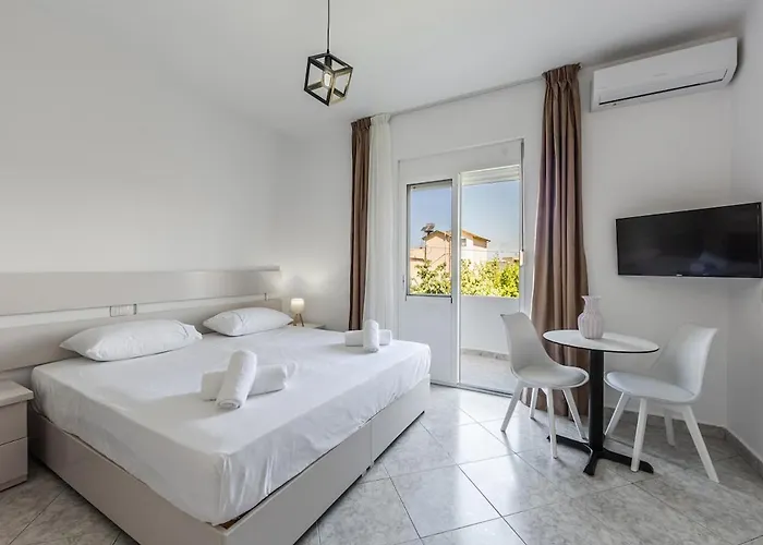 Serene With Balcony By Pikhost Apartment Golem (Tirana)